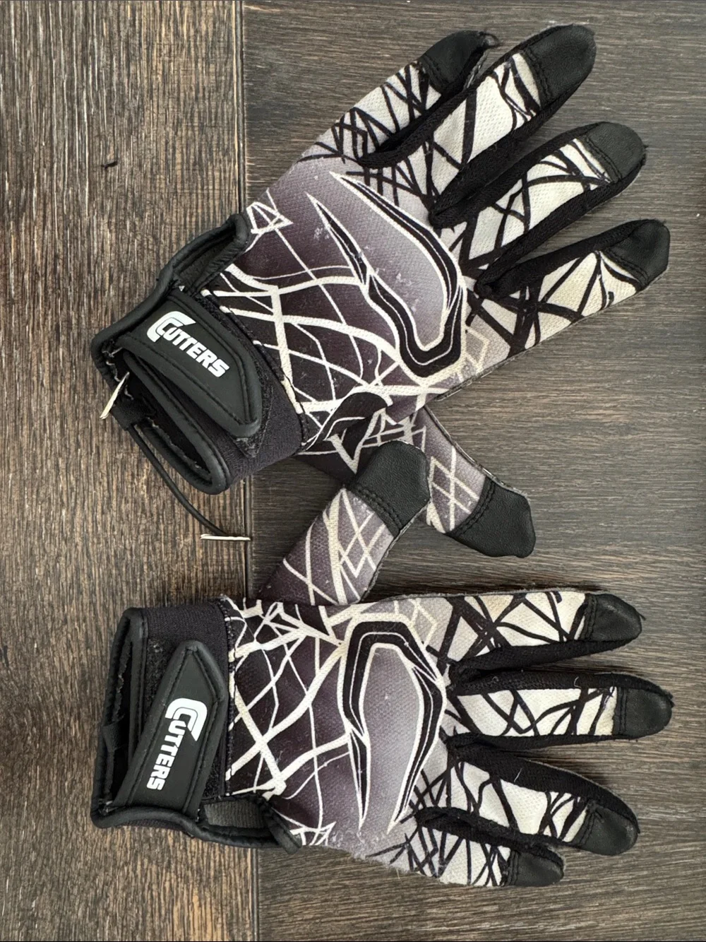 Cutters Youth Black & White Abstract Game Day Receiver Football Gloves Sz Large